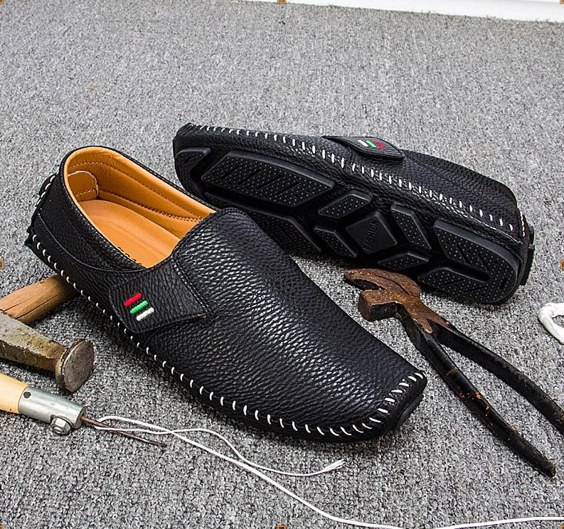 Leichte, lässige schwarze Slipper