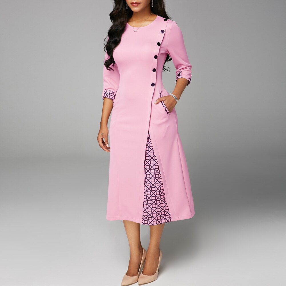 ピンクの幾何学模様のボタン付きドレス