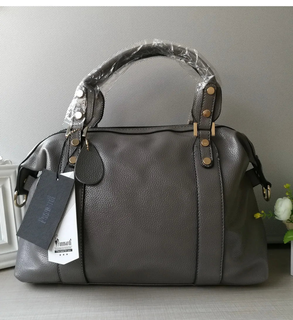 Sac à main en cuir gris assorti