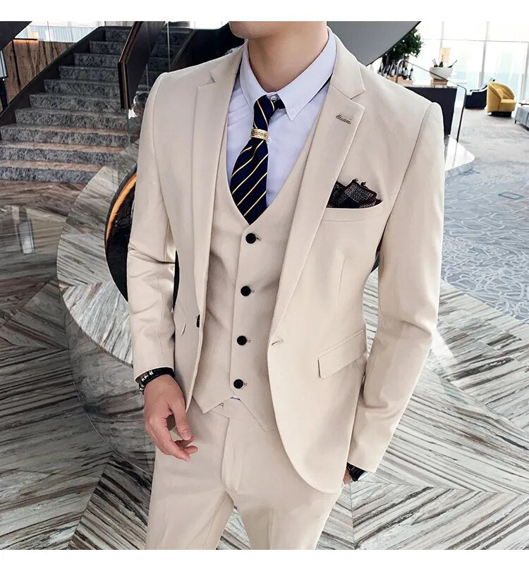 Gli abiti beige (giacca + pantaloni + gilet)