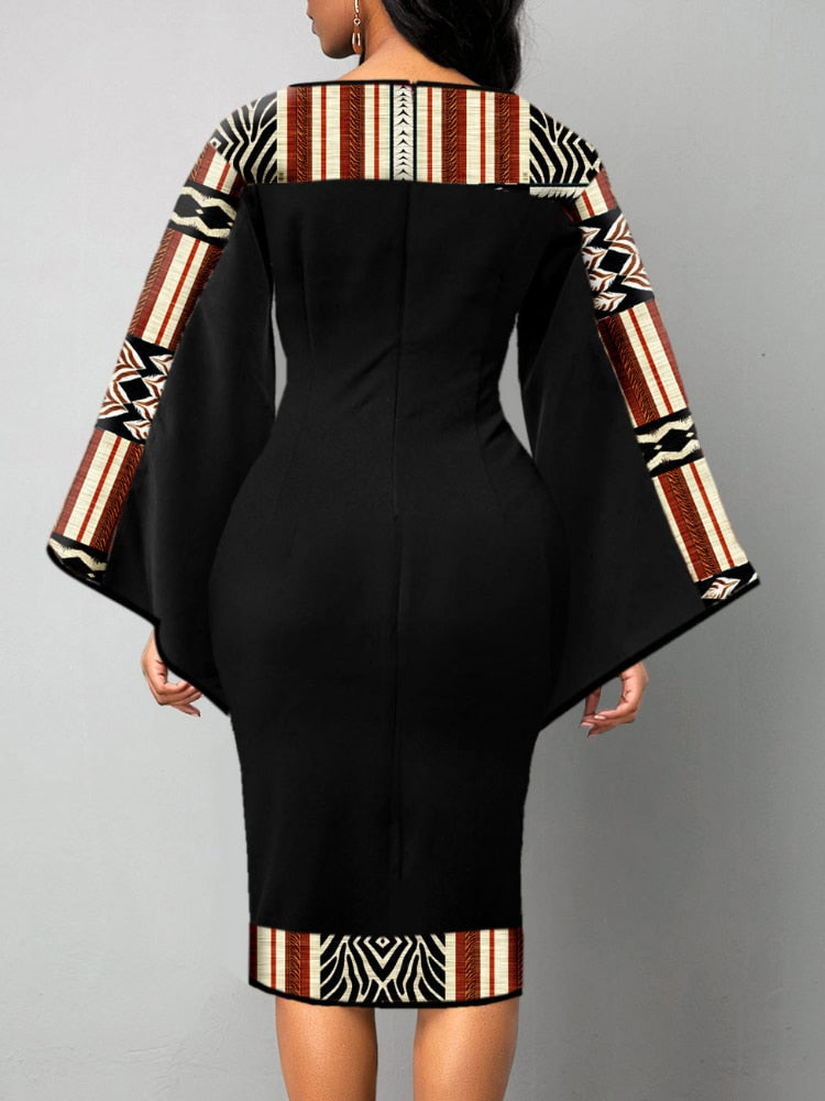 فستان برقبة دائرية وطباعة قبلية أفريقية