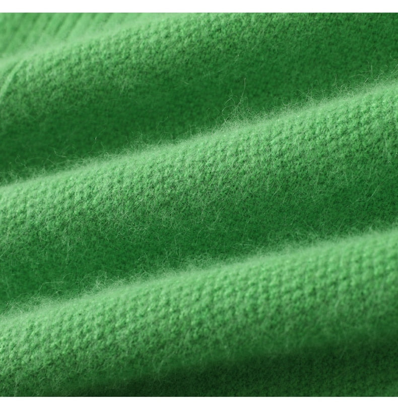 Kaschmirgrüner Pullover mit V-Ausschnitt