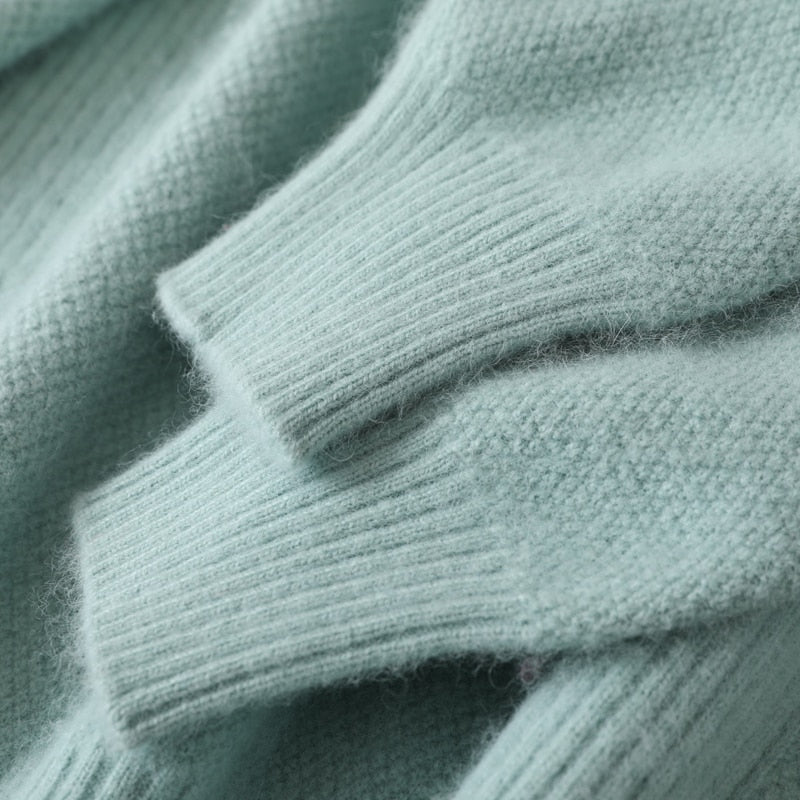 カシミアの緑のセータープルオーバー
