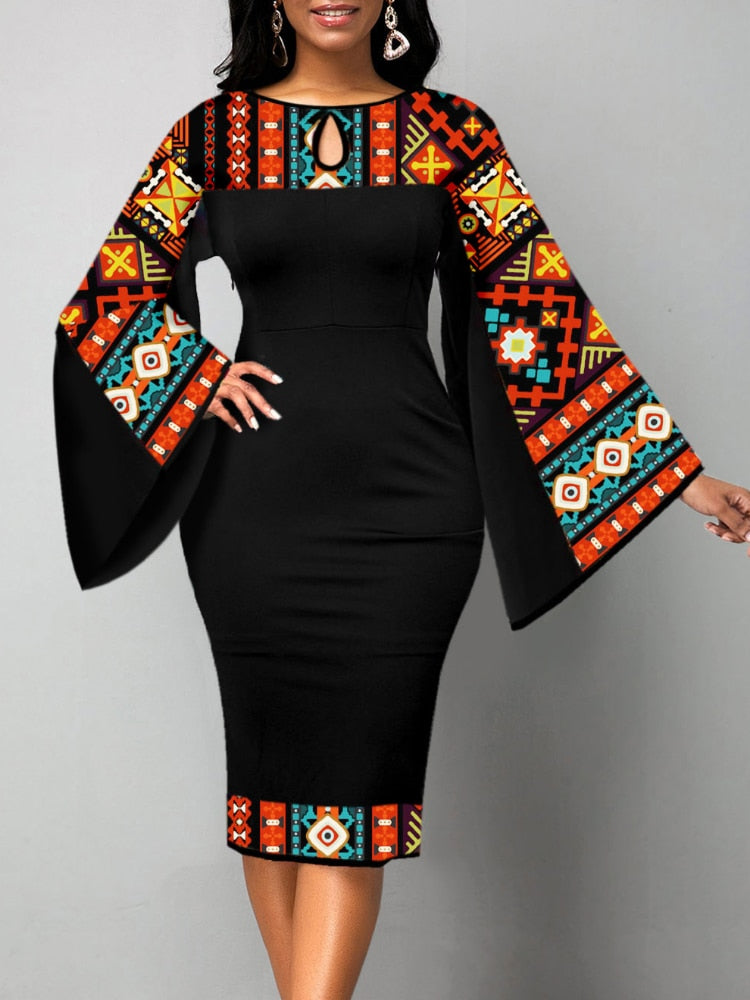 فستان برقبة دائرية وطباعة قبلية أفريقية