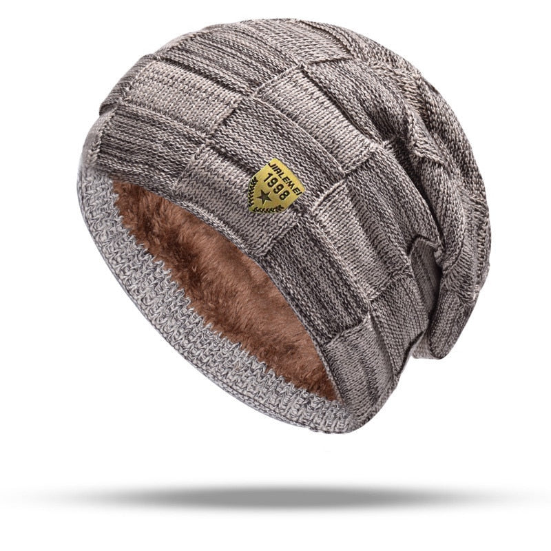コーヒーカラーの編み込み冬の帽子