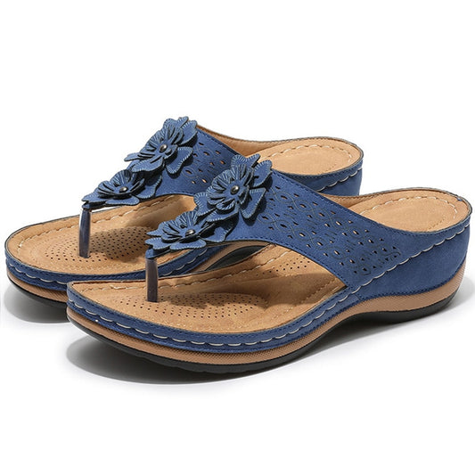 Sandali blu con tacco medio e punta aperta