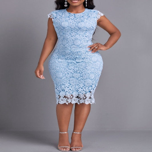 Robe en dentelle bleu clair à col rond